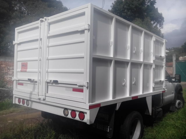 Recolector de basura con descarga de volteo.